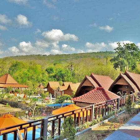 Surya Chandra Beach Bungalow Hotel Batununggul Exterior photo