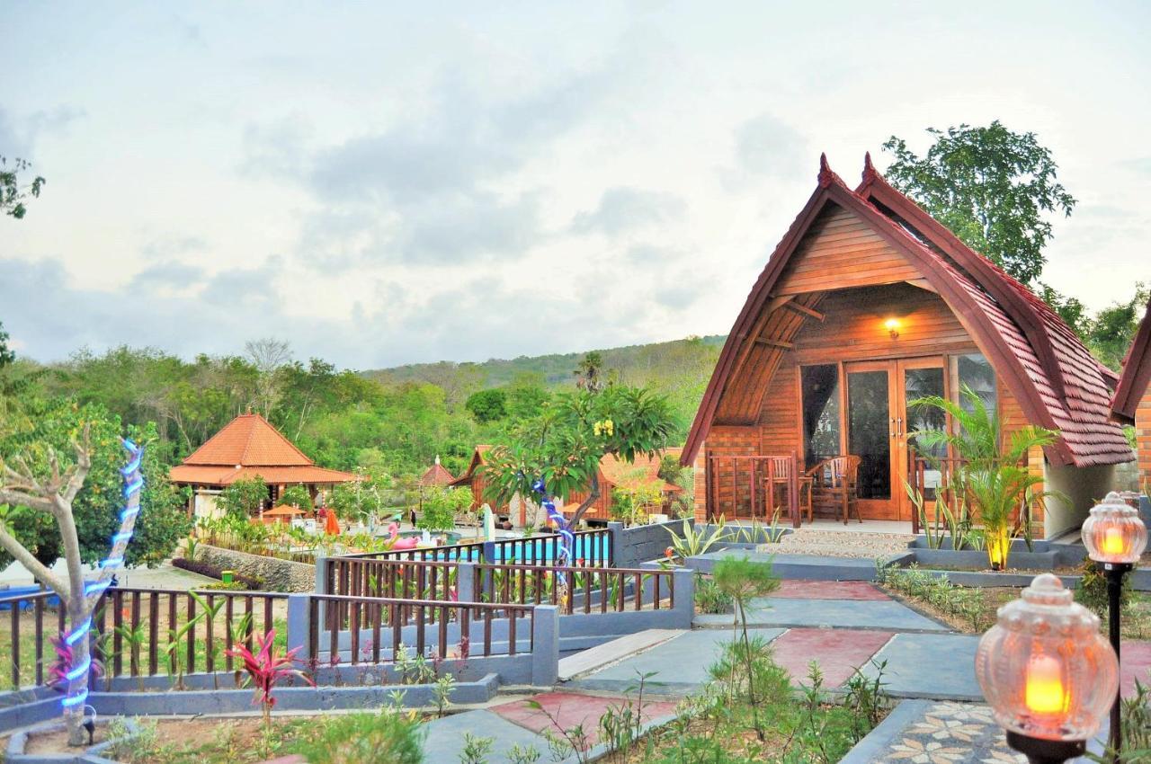 Surya Chandra Beach Bungalow Hotel Batununggul Exterior photo