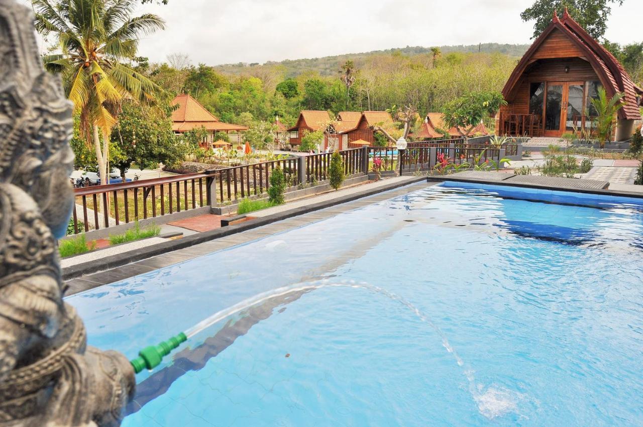 Surya Chandra Beach Bungalow Hotel Batununggul Exterior photo