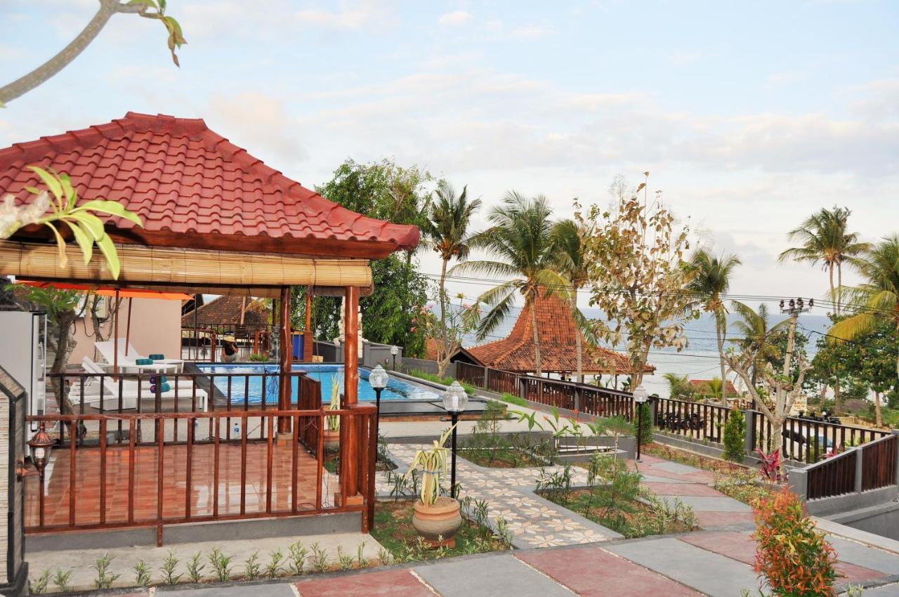 Surya Chandra Beach Bungalow Hotel Batununggul Exterior photo