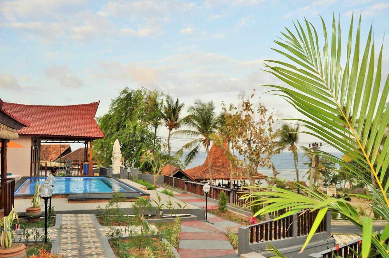 Surya Chandra Beach Bungalow Hotel Batununggul Exterior photo